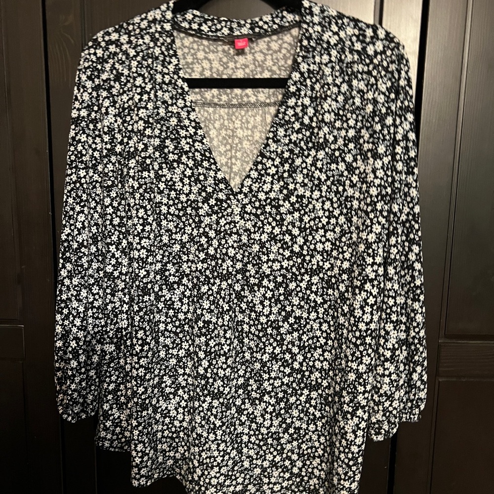 Vince Camuto Black and White Floral Blouse
SZ Lg
#2-20